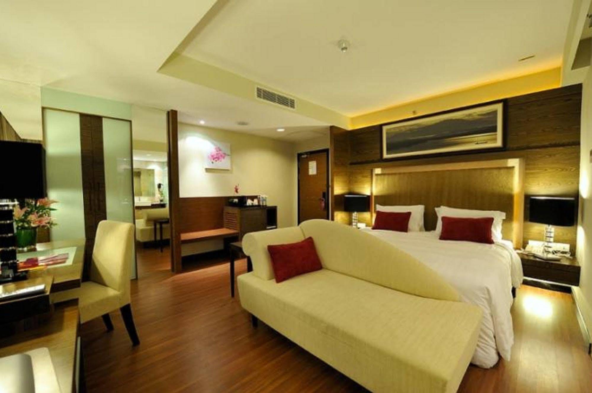 Grand Borneo Hotel Kota Kinabalu Exterior photo